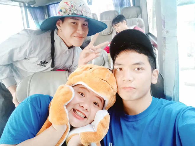 Nữ sinh Sài Gòn được ca sĩ mời lên sân khấu vì quẩy nhiệt tình